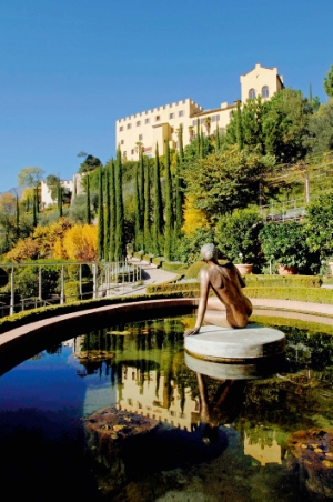Die letzten Herbsttage und bunte Herbstfarben locken in die Gärten von Schloss Trauttmansdorff.