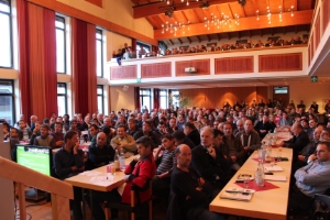 300 Landwirte haben sich bei der Veranstaltung in Marlin über die Forschung zum Besenwuchs informiert und mit den Forschern diskutiert