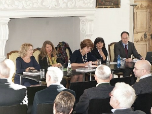 Denkmalpflegebericht 2011 vorgestellt (v.li.): Amtsdirektorin Roilo, Amtsdirektorin Kofler Engl, Landesrätin Kasslatter Mur, Amtsdirektorin Marzoli, Abteilungsdirektor Andergassen.