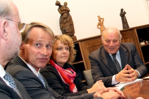 Alle an einem Tisch: LH Durnwalder, die Landesräte Bizzo, Theiner und Widmann sowie Christoph Hoppe (2. von links) und Norbert Mayer (ganz links) von der Firma Hoppe. Foto: DiKOM/ohn.