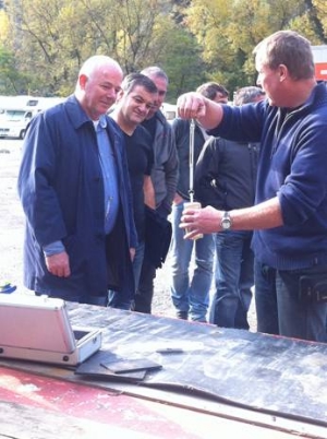 Arbeitsinspektoratsdirektor Flader (ganz li.) und der Verantwortliche für die berufliche Weiterbildung an der Landesberufsschule Schlanders Spechtenhauser (daneben) bei der Kursbesichtigung auf dem Übungsgelände in Blumau.