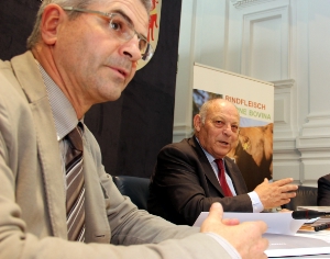 LH Luis Durnwalder hat gemeinsam mit Abteilungsdirektor Stefan Walder (links) das Interreg-Projekt vorgestellt. Foto: DiKOM/ohn.