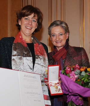 Bundesministerin Claudia Schmied mit Ehrenzeichenträgerin Sabina Kasslatter Mur. Foto: BMUKK.