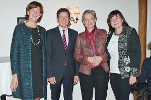 Südtirols Landesrätin Kasslatter Mur mit Minister Töchterle, Ministerin Schmied, und LRin Palfrader beim gestrigen Gesamttiroler Kultur-Stelldichein in Wien (Foto: Land Tirol/Klingler)