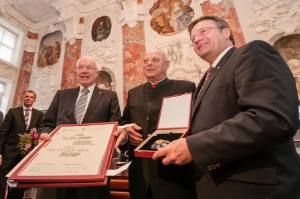 LH Durnwalder zwischen Landtagspräsident Herwig von Staa (links) und Landeshauptmann Günther Platter. Foto: DiKOM/ohn.