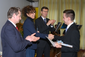 Glückwunsch zum Abschluss der Landesberufsschule "Hellenstainer": Direktorin Gasser Da Rui, Schulamtsleiter Höllrigl (im Zentrum), Karl Volgger vom Köcheverband (ganz links) gratulieren Stefan Schrott.