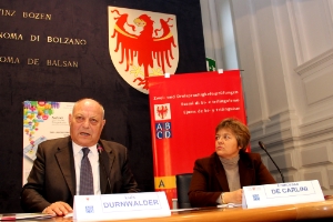 LH Durnwalder und Francesca De Carlini stellen den neuen Dienst vor. Foto: DiKOM/ohn.