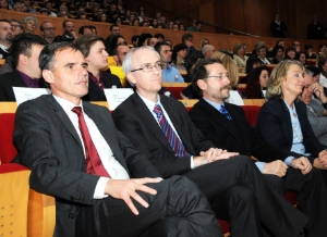 Landesrat Theiner (links) bei der Diplomfeier im Bozner Konzerthaus. Foto: LPA.
