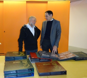 Freude über Schenkung: Museum-Ladin-Direktor Stefan Planker (re.) und Postkartensammler Pescollderungg.