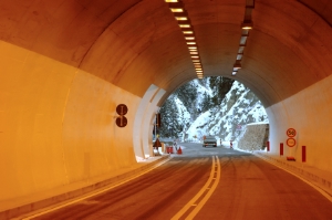 Die Straßenwärter haben die 2700 Kilometer an Landes- und Staatsstraßen von ihren 47 Stützpunkten im ganzen Land  auch im heurigen Winter im Auge (FOTO:LPA/Pertl)