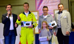 Glückliche Gewinner: Moderator Emanuel Esposito mit Weißes-Kreuz-Helfer Erwin Kirchler (Ritten), der doppelt belohnten Familie Bamhackl (Vater Martin und Tochter Annalena) sowie RAS-Direktor Georg Plattner
