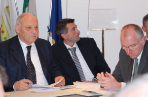 Kampf um Gelder: LH Durnwalder mit den Landwirtschafts-Verantwortlichen des Trentino und der Region Aosta, Michele Dallapiccola (Mitte) und Renzo Testolin (rechts)