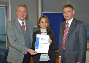 LR Bizzo und Abteilungsdirektor Sinn bei der heutigen Preisübergabe an Manuela Girelli, Personalvorstand der Aspiag Service GmbH