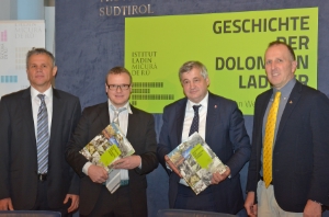 Albert Videsott, LR Florian Mussner, Buchautor Werner Pescosta und Leander Moroder (FOTO:LPA/Pertl)
