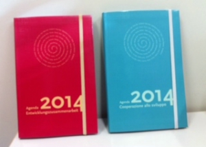 Die Taschenkalender bringen der Bevölkerung die Themen der Entwicklungszusammenarbeit des Landes Südtirol und der Organisationen, die in diesem Bereich tätig sind, näher.