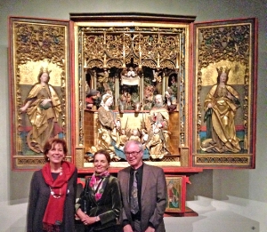 Toni Schmid, Sabina Kasslatter Mur und Renate Eikelmann vor dem Traminer Alter von Hans Klocker