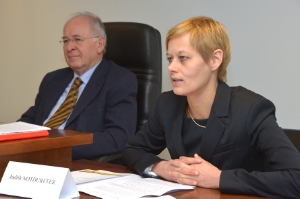 Arbeit an der Außenstelle Bozen des Berufungsgerichtes Trient wird mit EU-Geldern verbessert (v.li.): Präsident Pacher, ESF-Amtsdirektorin Notdurfter.