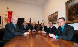 LH Durnwalder im Kreise der Präsidenten der Bezirksgemeinschaften und des Gemeindenverbandes. Foto: DiKOM/ohn.