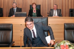 Arno Kompatscher nimmt auf dem Landeshauptmannsessel im Landtag Platz. Foto: DiKOM/ohn.
