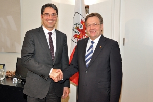 Süd- und Nordtiroler Handschlag: LH Kompatscher mit seinem Nordtiroler Amtskollegen Platter. Foto: Land Tirol.