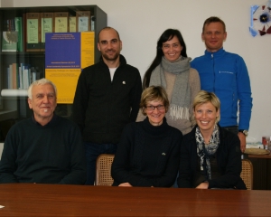 Jugendanwältin besucht Evaluationsstelle: (im Bild v. l.) Bernhard Hölzl, die Leiterin der Evaluationsstelle Ursula Pulyer, Vera Nicolussi-Leck, (stehend) Klaus Niederstätter, Eva Oberhuber, Udo Ortler - Foto: Manuela Fritz