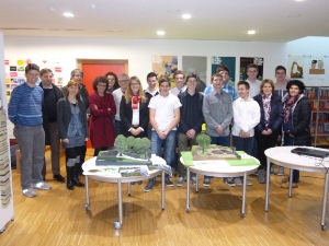 Freude an den Projekten: Die Schüler des Qualifizierungskurses an der Fachschule Laimburg erläutern ihre Vorschläge im Schulzentrum von Jenesien.