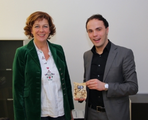 Die Weisheit der Eule: Sabina Kasslatter übergibt an den neuen Landesrat Philipp Achammer / LPA - Martin Silbernagl
