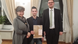 Gratulation zum Diplom: Berufsschuldirektorin Kerschbaumer Sigmund und HGV-Bezirksobmann Pichler mit einem Absolventen.