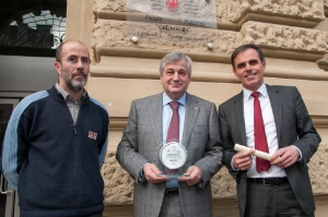 Nationaler Umwelt-Preis mit Pokal und Urkunde für das Land Südtirol: Amtsdirektor Angelucci (links), Umweltlandesrat Theiner (rechts) mit seinem Vorgänger Mussner.