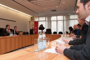 LH Kompatscher und die Gewerkschaftsvertreter im Sitzungssaal der Landesregierung. Foto: DiKOM/ohn.