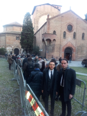 Die Landesräte Achammer und Tommasini bei der letzten Ehrerweisung an Maestro Abbado in Bologna.