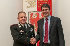 Carabinieri-Kommandant Georg Baron Di Pauli mit LH Kompatscher. Foto: DiKOM/ohn.