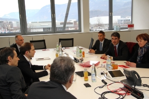 Konstruktives Gespräch zwischen Landeshauptmann, Arbeitslandesrätin und Würth-Führung. Foto: DiKOM/rm.