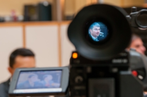 Im Visier der Kameras: LH Kompatscher bei der Pressekonferenz nach der Klausursitzung der Landesregierung. Foto: DiKOM/ohn.
