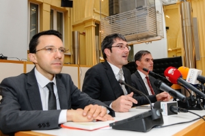LH Kompatscher (Mitte) hat mit seinen beiden Stellvertretern Christian Tommasini (links) und Richard Theiner die Ergebnisse der Klausursitzung den Medien vorgestellt. Foto: DiKOM/ohn.