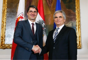 "Freundschaftliches Treffen": Bundeskanzler Faymann begrüßt LH Kompatscher (Foto: Andy Wenzel)