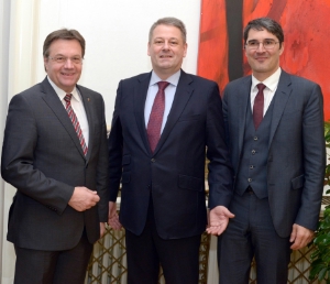 Drei Tiroler in Wien: (v.l.) LH Platter, BM Rupprechter und LH Kompatscher (Foto: BMLFUW)