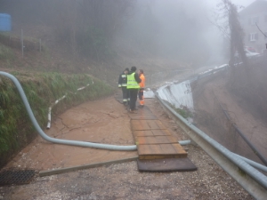 Wegen der großen Niederschlagsmengen bleibt die Lage angespannt; das Bild entstand während eines Einsatzes in Glen bei Montan.