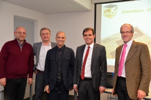 LR Theiner (2.v.re.) besucht Agentur für Energie Südtirol - KlimaHaus (v.li.): Vizepräsident Flavio Ruffini, Direktor Santa, Präsident Stefano Fattor, ganz rechts Ressortdirektor Zerzer.