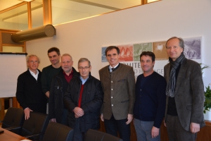 Konstruktiver Dialog: LR Theiner (5.v.li.) mit Heimatpflegeverbandsobmann Ortner (4.v.li.) und Geschäftsführer Oberhofer (6.v.li.).