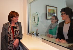 LRin Stocker beim ASWE-Schalter für das Pflegegeld mit Amtsdirektorin Monika Rottensteiner (re) und Monika Gostner (li)