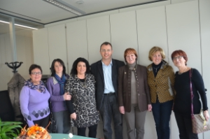 Landesrätin Martha Stocker (3. v. r.)  trifft Elternkomitee Fagenstraße (Anna Simoni 2. v. l.) und Arbeitsgemeinschaft Eltern Behinderter mit Präsident Hansjörg Elsler (Mitte) und Ida Psaier, ganz rechts Amtsdirektorin Luciana Fiocca