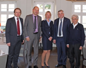 SAD-Präsident Perathoner, der Geschäftsführer der Deutschen Bahn in Italien Kamp, Kerstin Schönbohm (DB Bahn Italia), LR Mussner und SAD-Geschäftsführer Maccioni (FOTO: Bruno Ferdigg)