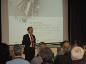Landesrat Tommasini hat heute Nachmittag die Projektausstellung für den neuen gemeinsamen Berufsschulsitz eröffnet