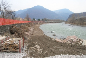 Bereits vor einigen Tagen hat die Landesabteilung Wasserschutzbauten mit der Umsetzung der Umweltausgleichsmaßnahme am Eisack in Bozen begonnen