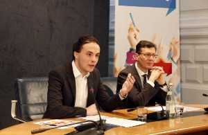 Landesrat Achammer und Schulamtsleiter Höllrigl haben heute zur Teilnahme am Bildungsdialog aufgerufen Foto: LPA/Ingo Dejaco