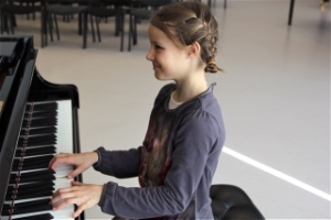 Auf dem Klavier beispielhaft: Emma Wieser von der Musikschule Sterzing - Foto: LPA