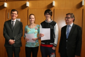 Die besten „Griechen" Tirols, Katharina Blaas und Philipp Seyr, mit Schulamtsleiter Peter Höllrigl und Landesschulinspektor Thomas Plankensteiner Foto: LPA/Herbert Taschler