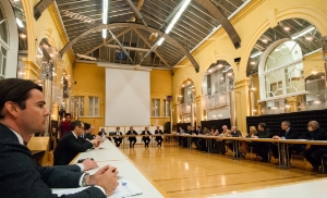LH Kompatscher und LR Schuler stellen die Neuausrichtung der Förderpolitik im Innenhof des Palais Widmann vor. Foto: Dikom/ohn.