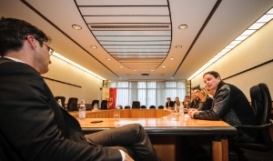 Tourismus im Gespräch: LH Kompatscher mit der LTS-Spitze im Sitzungssaal der Landesregierung (Foto: DiKom/ohn)